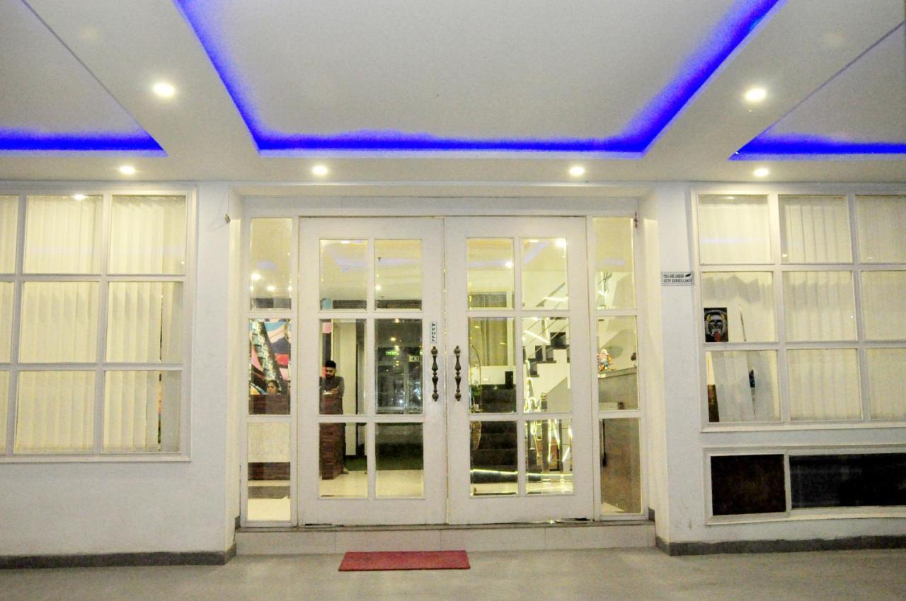 Hotel Almond Zirakpur Exterior foto